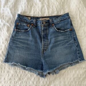 Levi’s Ribcage Shorts in Urban Oasis Medium Wash